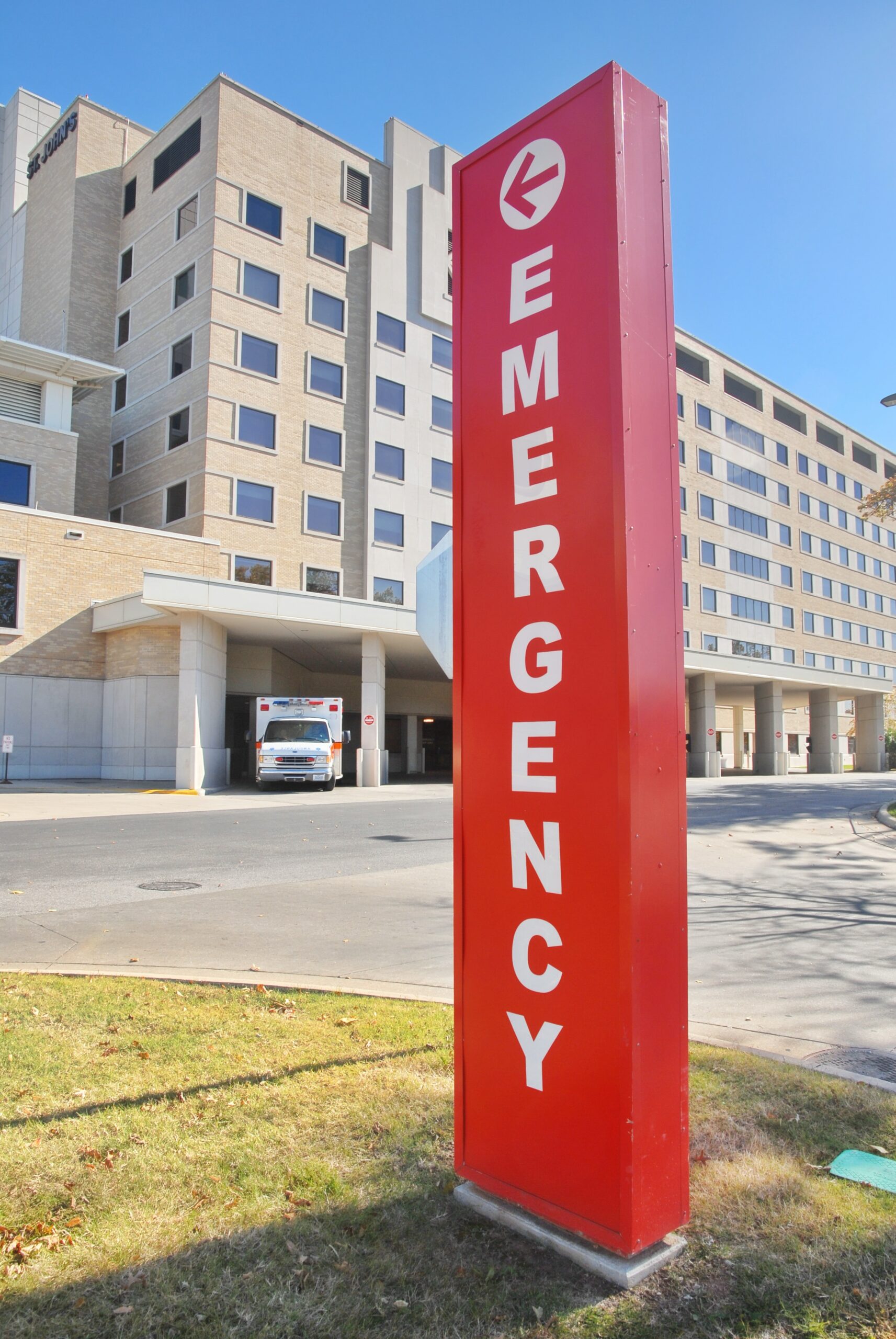 Emergency room sign outside hospital entrance, symbolizing urgent medical care.