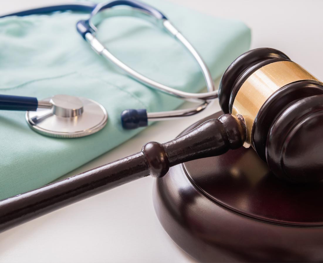 Gavel placed next to a stethoscope, symbolizing medical malpractice law.